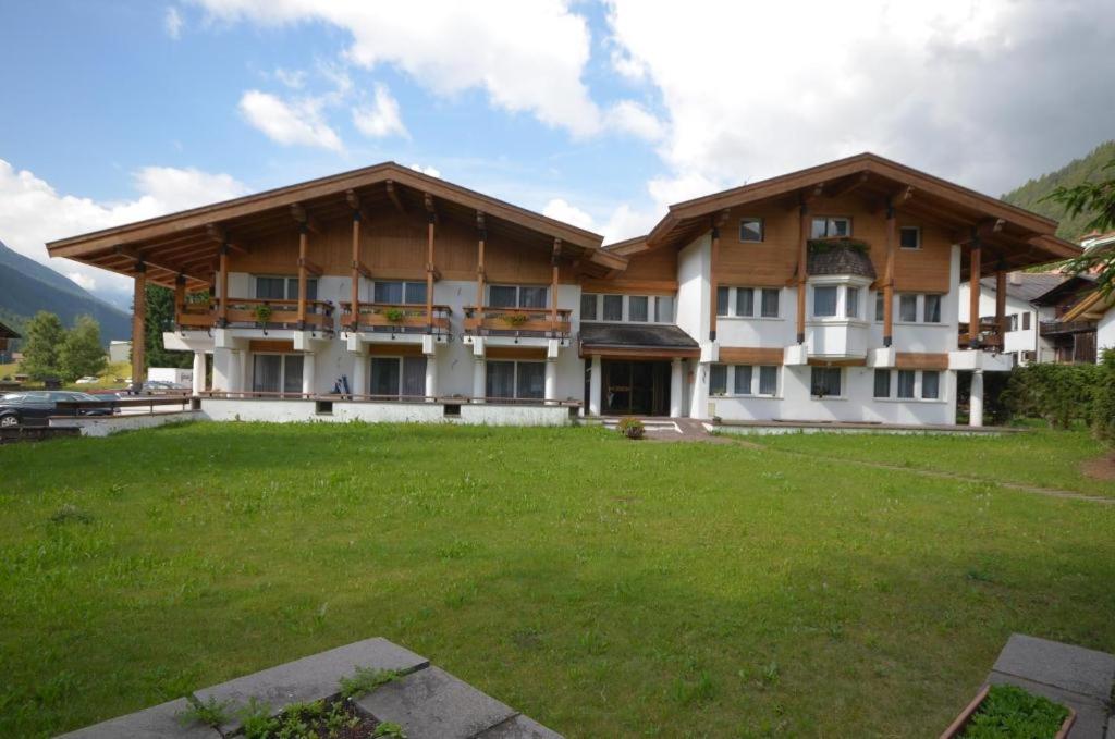 Residenza E Appartamenti Le Colonnine Pozza di Fassa Exterior photo